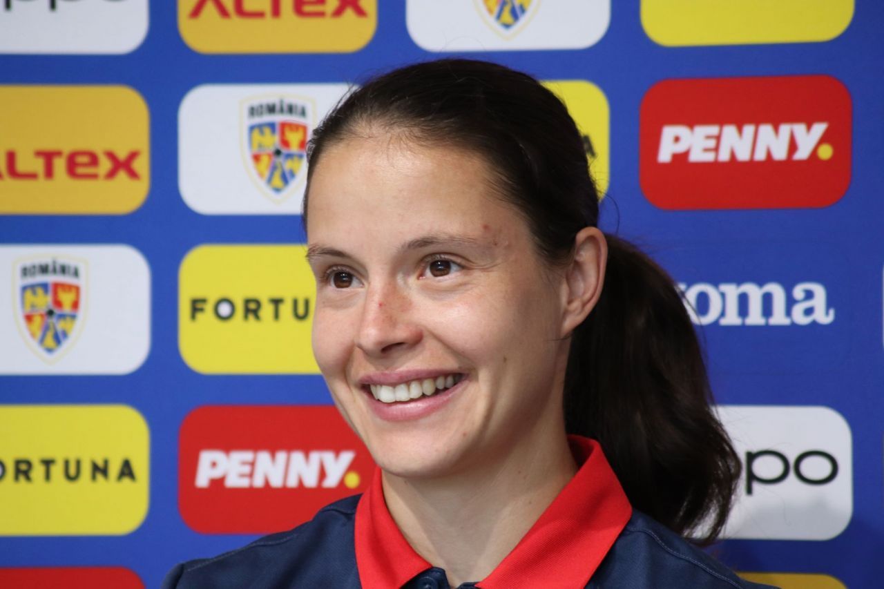 Naționala feminină de fotbal,