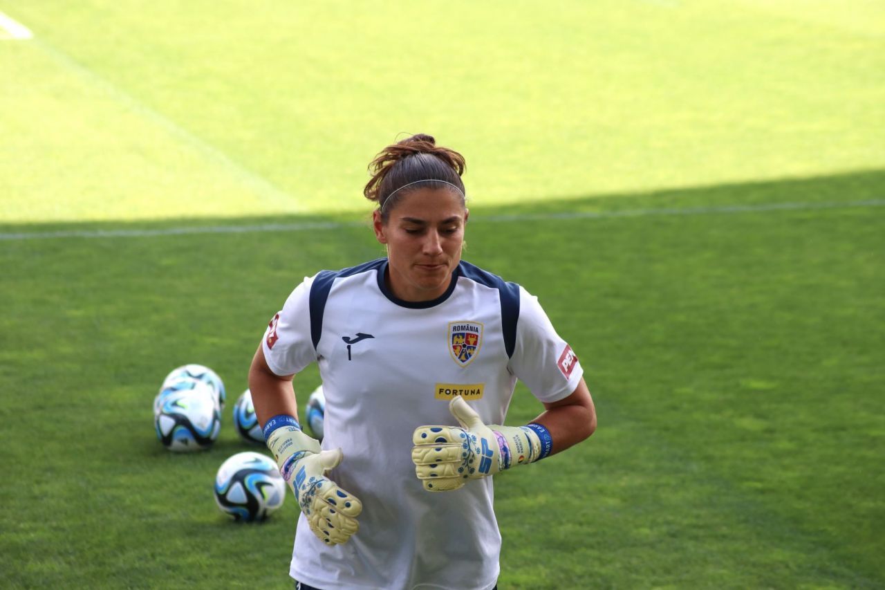 Naționala feminină de fotbal,