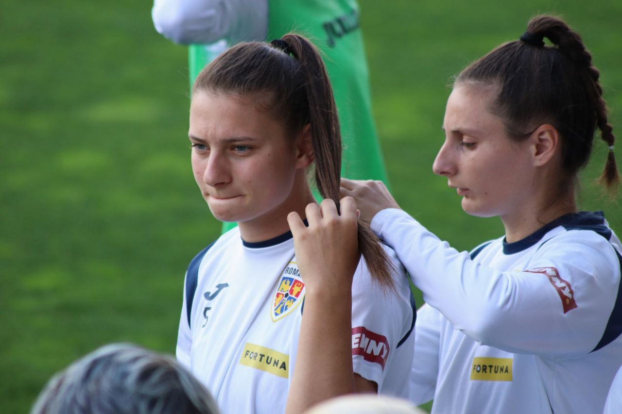 Naționala feminină de fotbal,