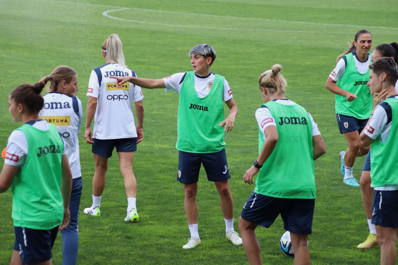 Naționala feminină de fotbal,
