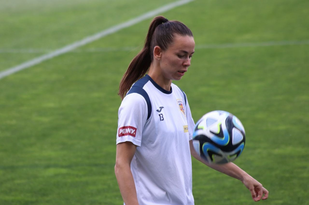 Naționala feminină de fotbal,