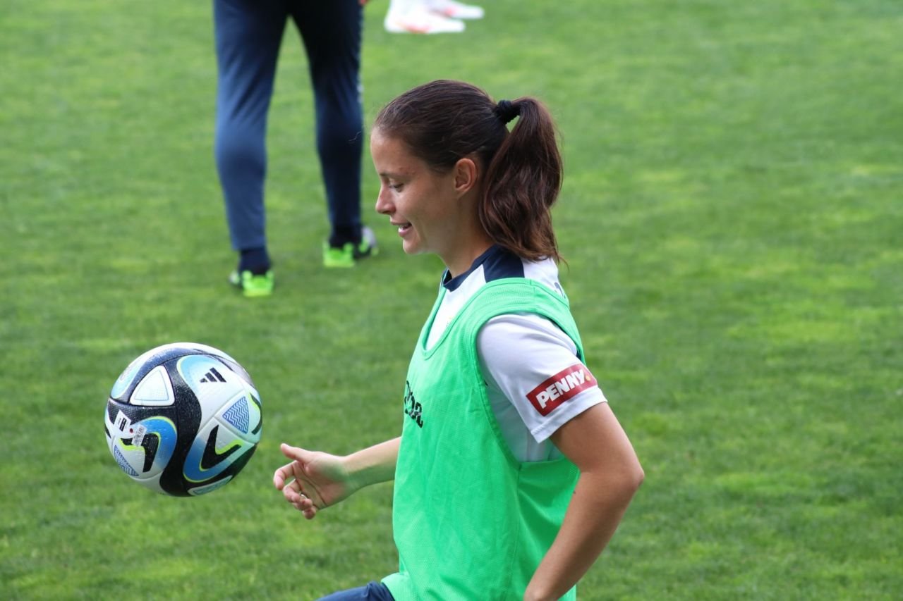 Naționala feminină de fotbal, 