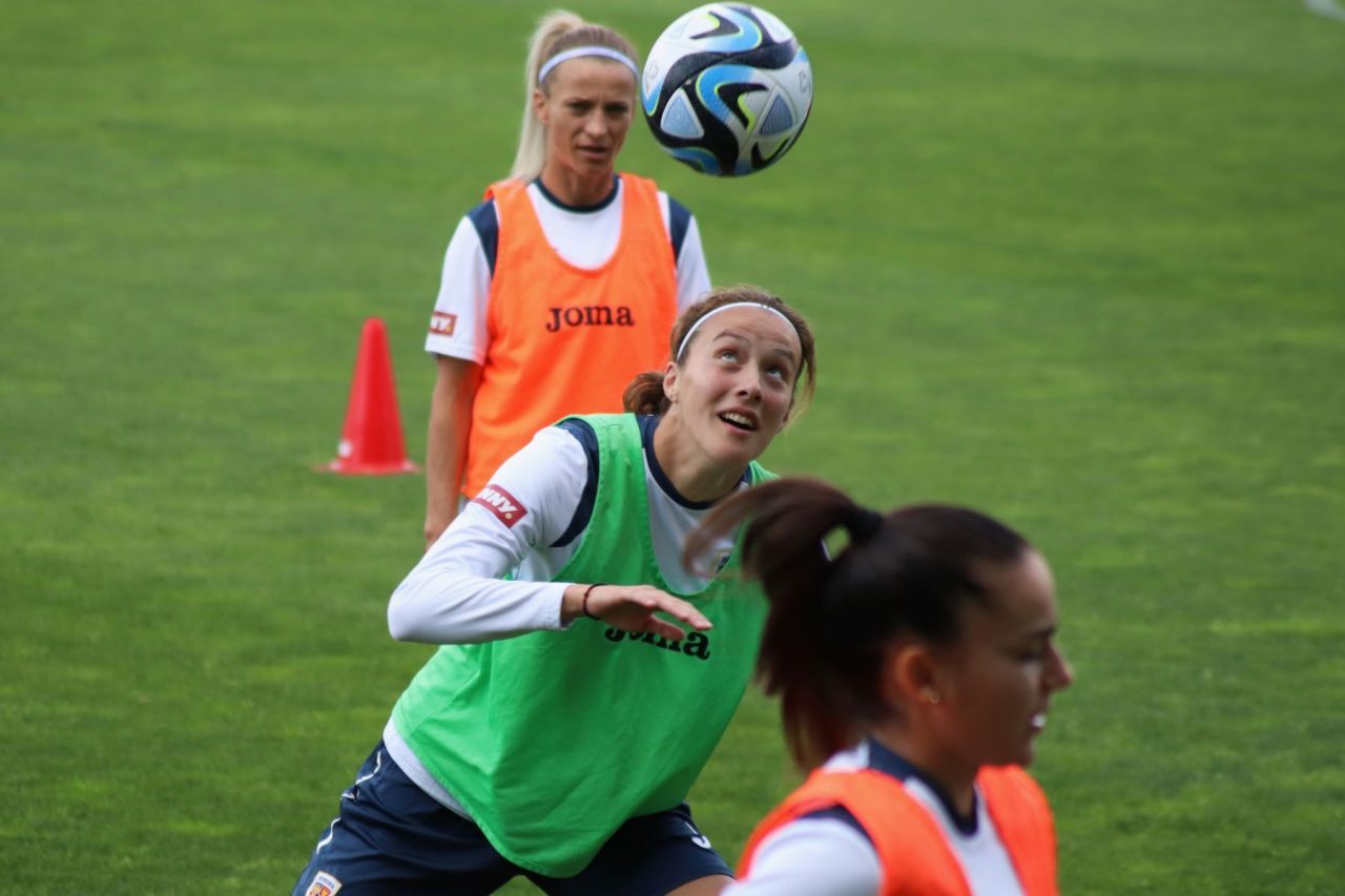 Naționala feminină de fotbal,