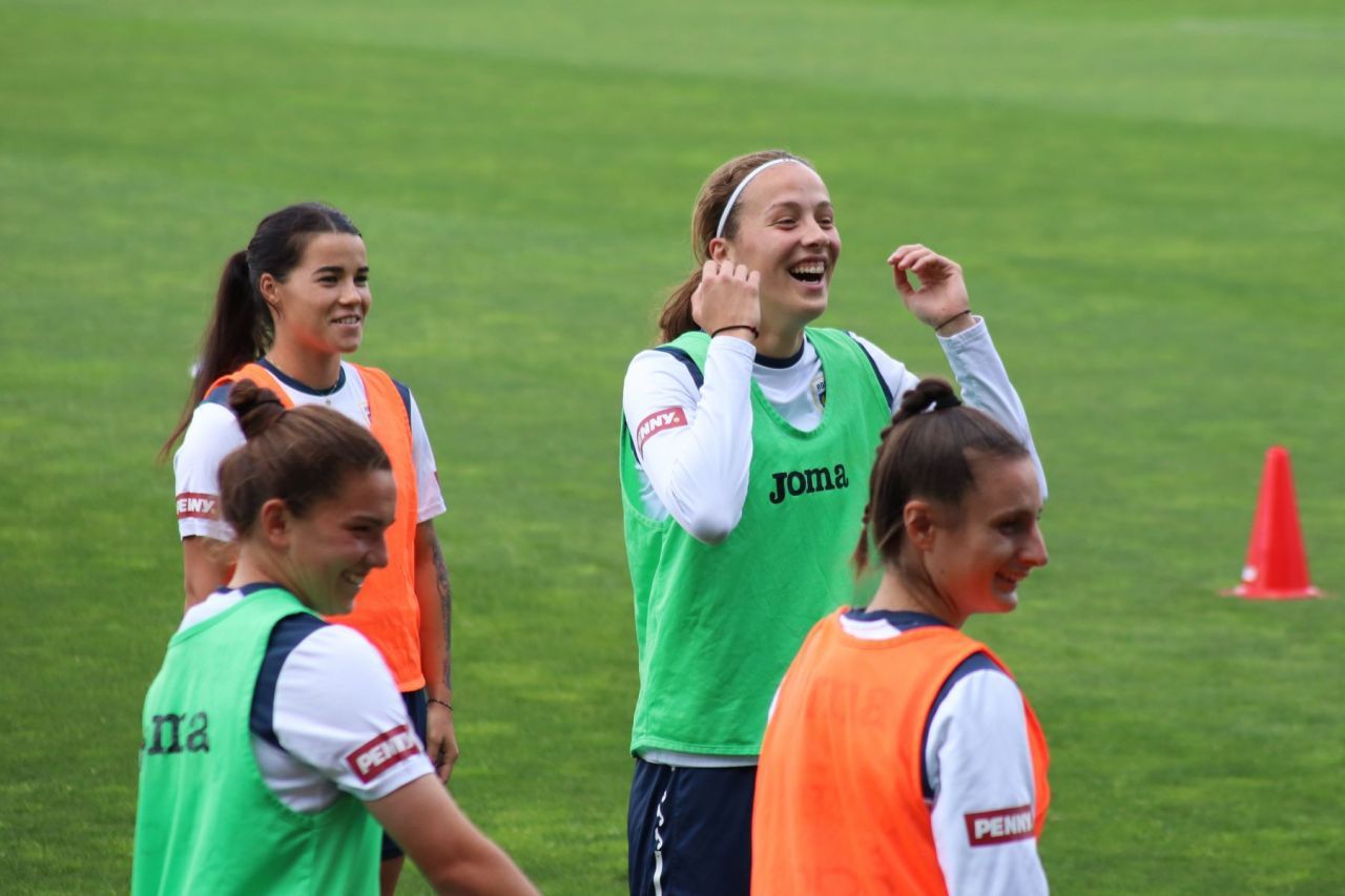 Naționala feminină de fotbal,