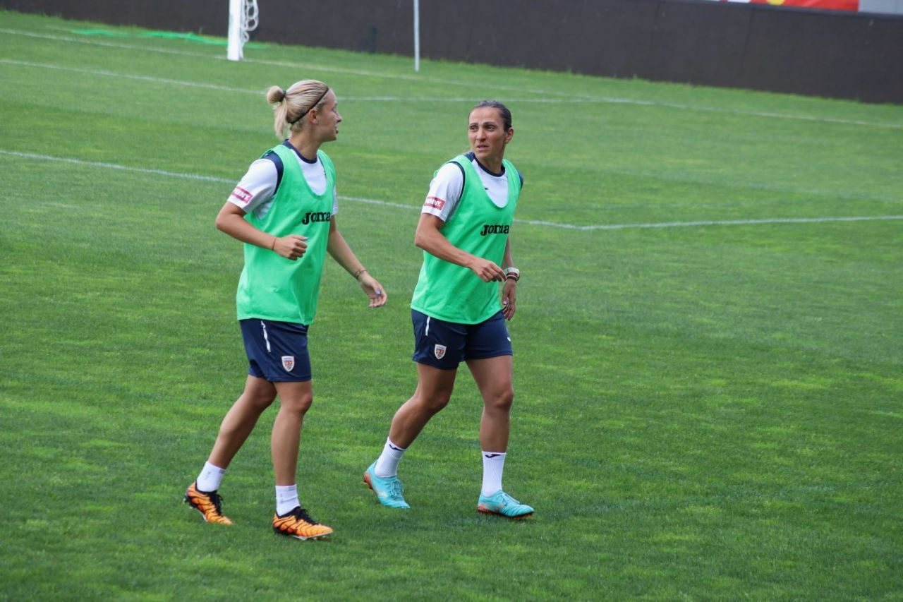 Naționala feminină de fotbal,