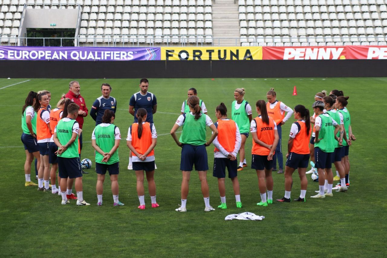 Naționala feminină de fotbal,