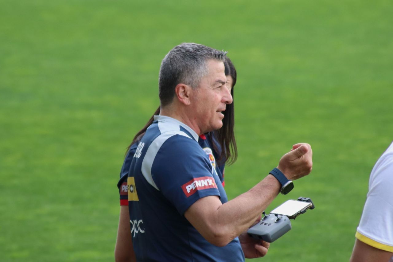 Naționala feminină de fotbal,