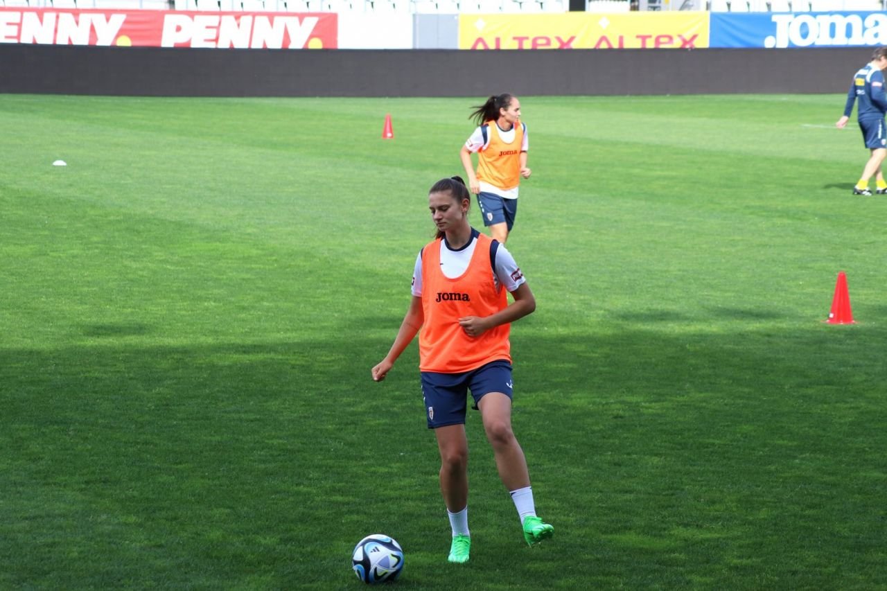 Naționala feminină de fotbal, 