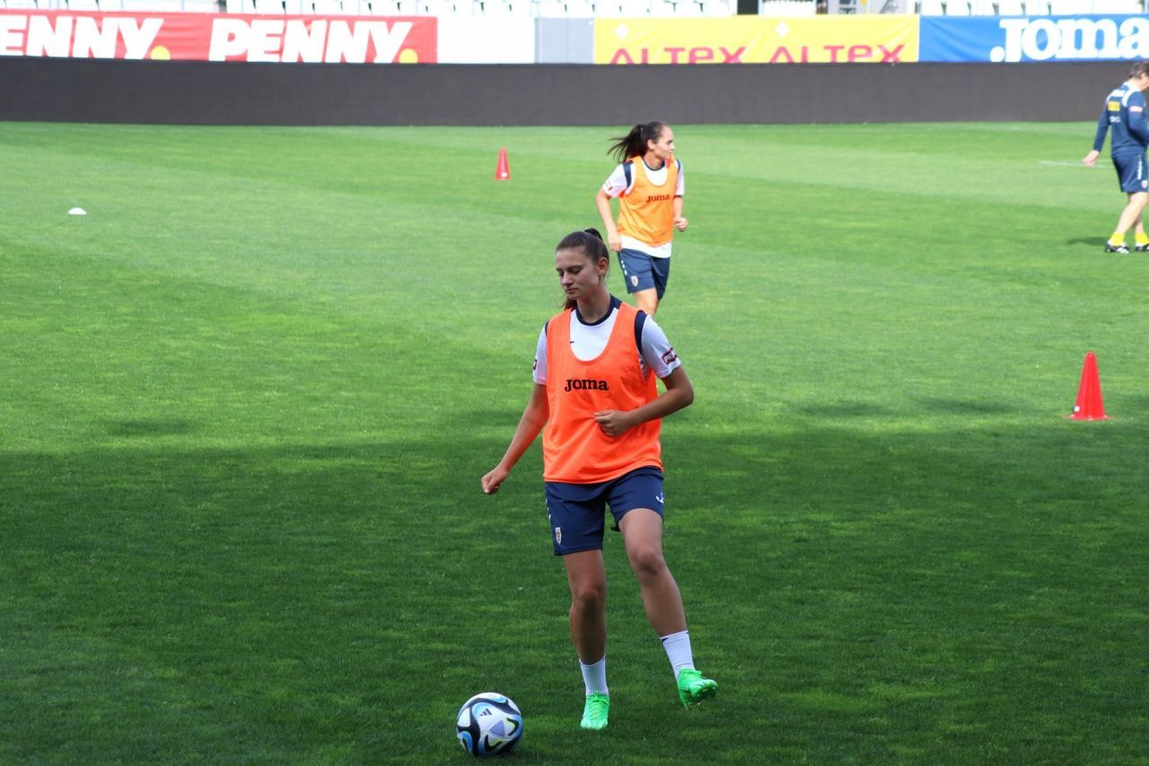 Naționala feminină de fotbal,