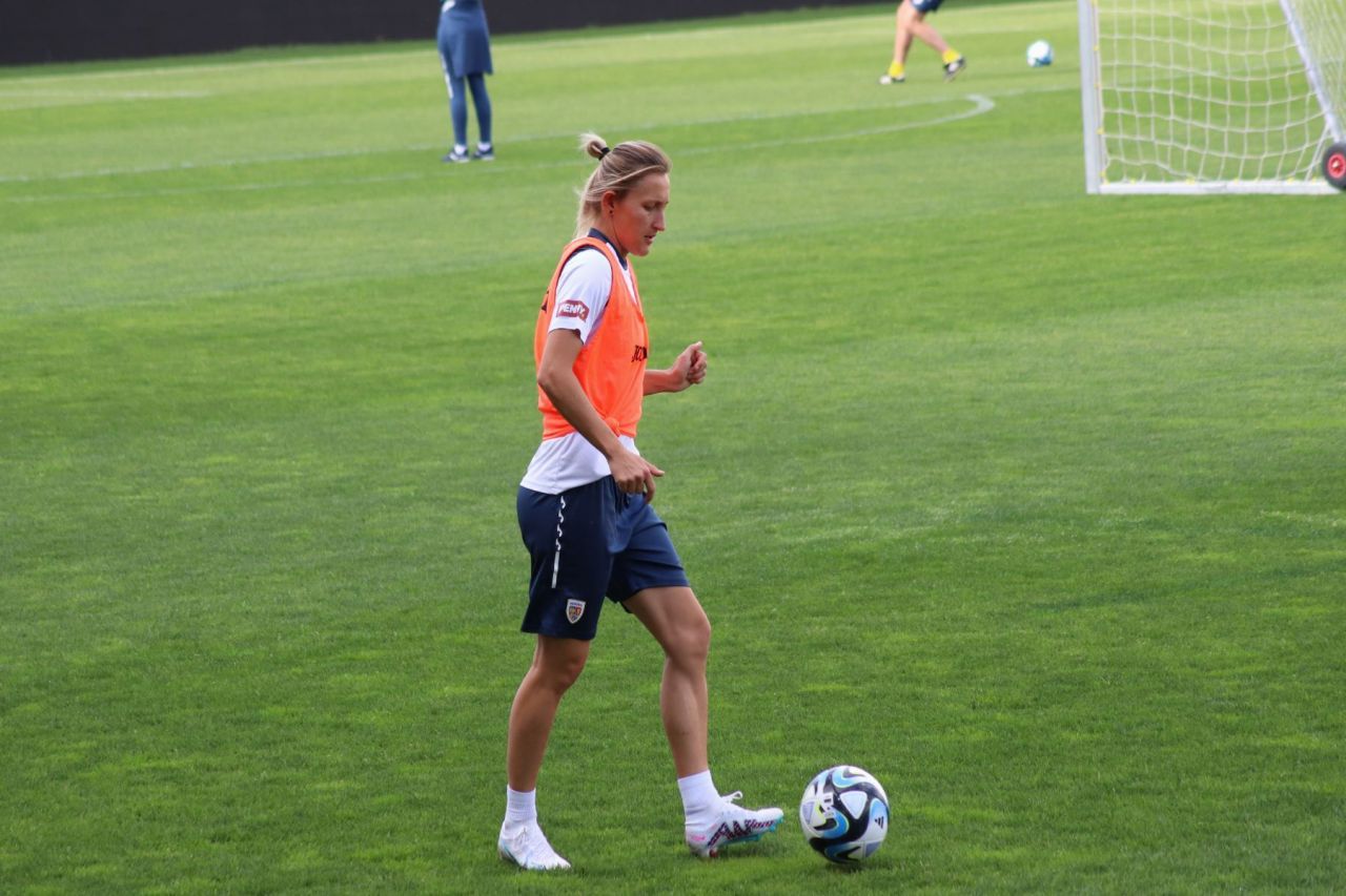 Naționala feminină de fotbal,