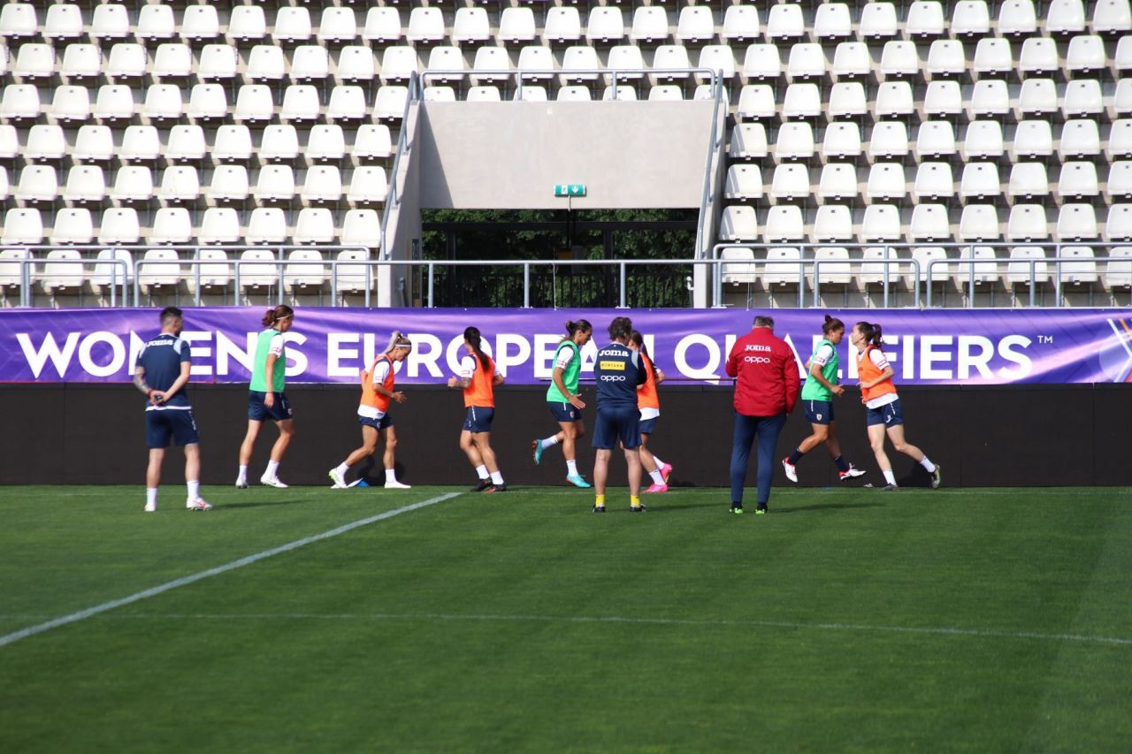 Naționala feminină de fotbal,