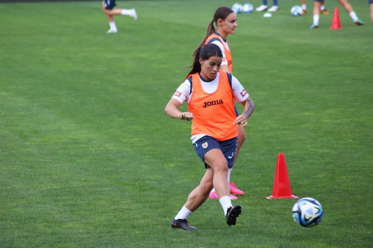 Naționala feminină de fotbal, 