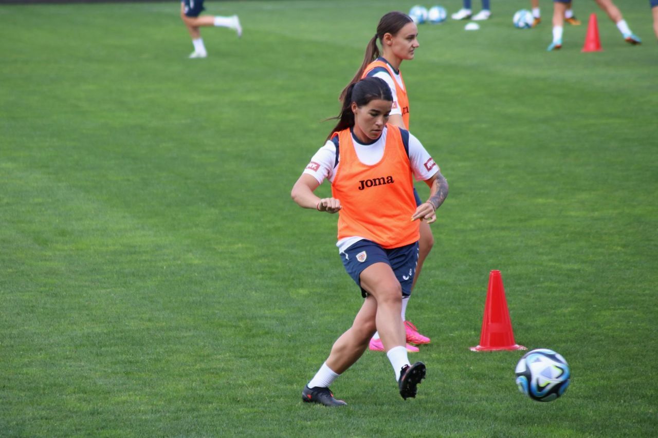 Naționala feminină de fotbal,