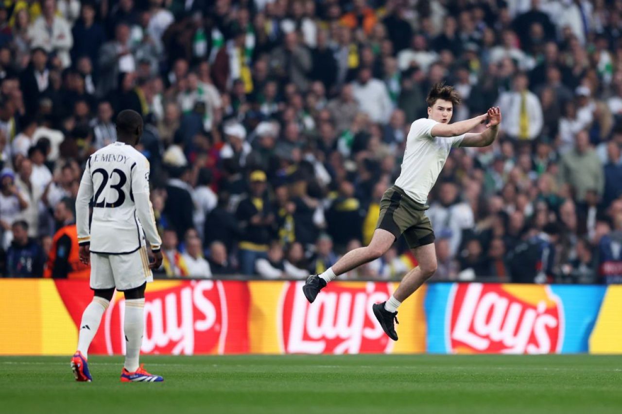 Probleme încă din startul finalei! Fanii au pătruns pe teren la Borussia Dortmund - Real Madrid_5