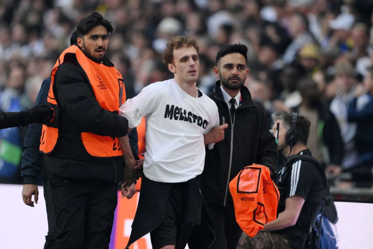 Probleme încă din startul finalei! Fanii au pătruns pe teren la Borussia Dortmund - Real Madrid_8