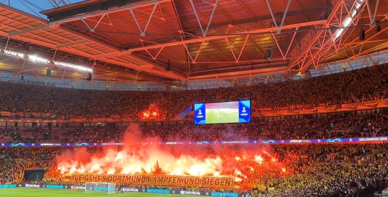 Wembley a fost în flăcări, la propriu! Sute de torțe au fost aprinse pe stadion_2