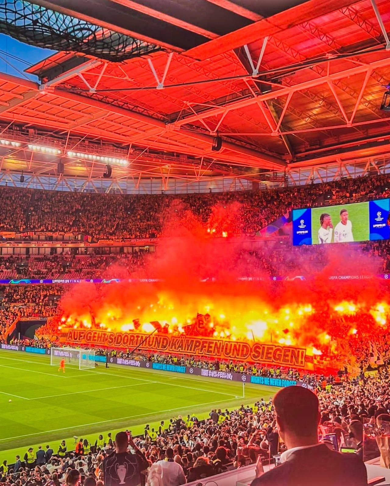 Wembley a fost în flăcări, la propriu! Sute de torțe au fost aprinse pe stadion_3