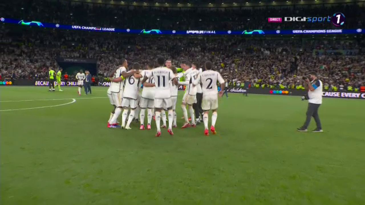 „Explozie” pe teren! Cum au sărbătorit jucătorii de la Real Madrid după triumful din Champions League_42
