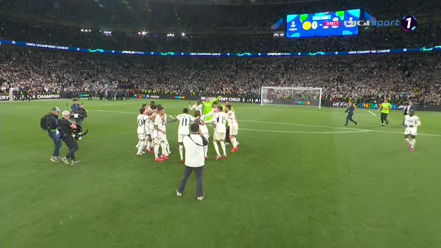 „Explozie” pe teren! Cum au sărbătorit jucătorii de la Real Madrid după triumful din Champions League_56