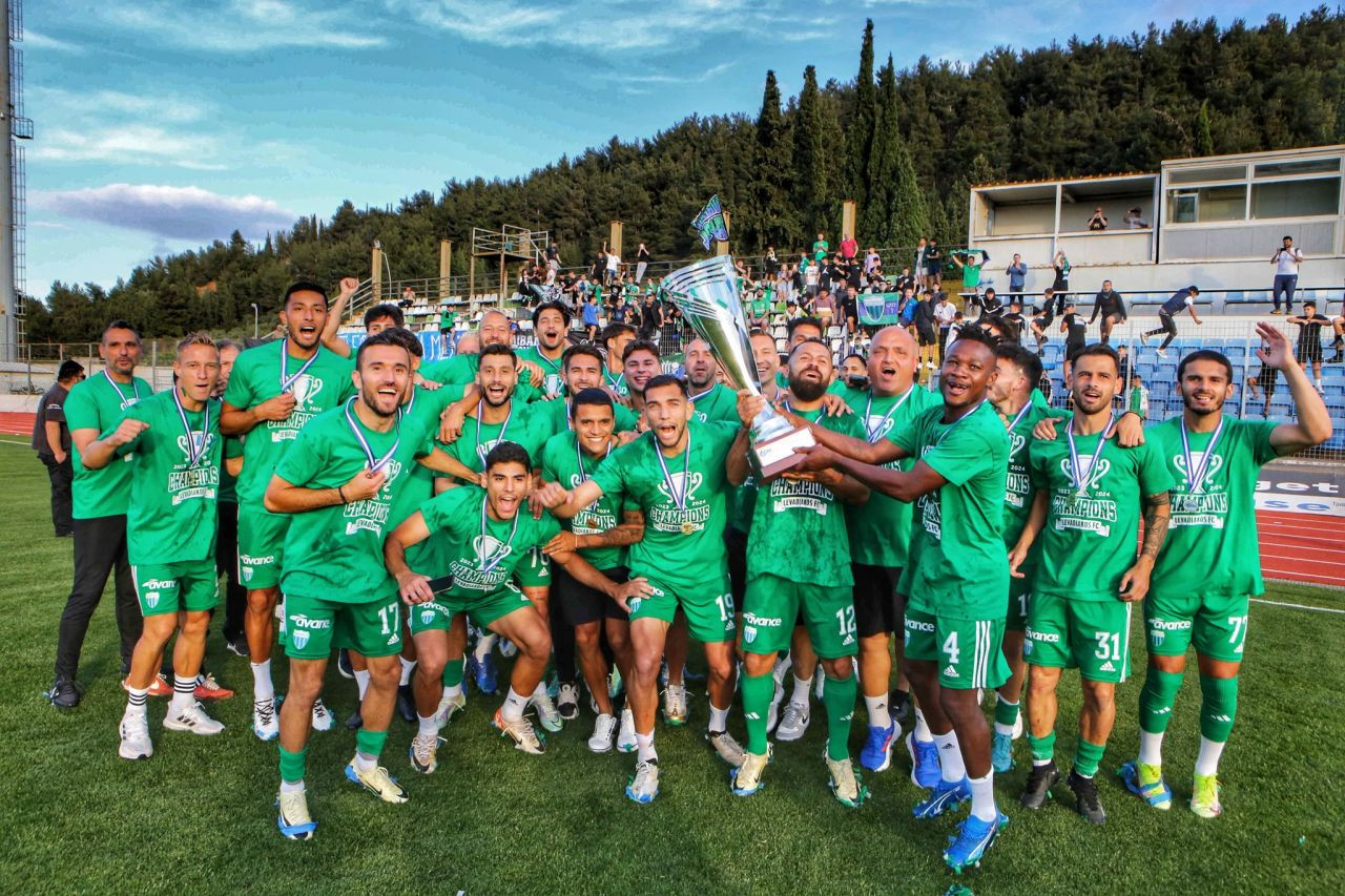 Lamine Ghezali a ridicat trofeul la sf&acirc;rșit de sezon! Fostul dinamovist a c&acirc;ntat &rdquo;We are the Champions&rdquo;