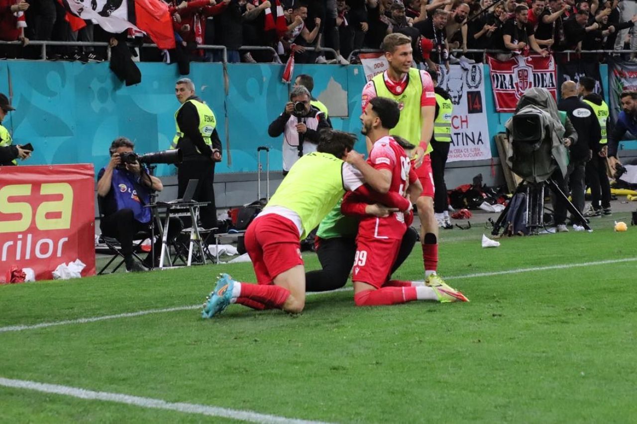Lamine Ghezali a ridicat trofeul la sfârșit de sezon! Fostul dinamovist a cântat ”We are the Champions”_20