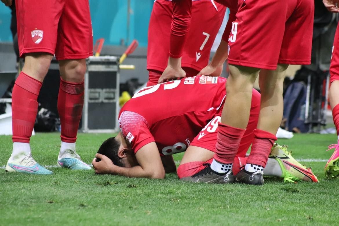 Lamine Ghezali a ridicat trofeul la sfârșit de sezon! Fostul dinamovist a cântat ”We are the Champions”_24