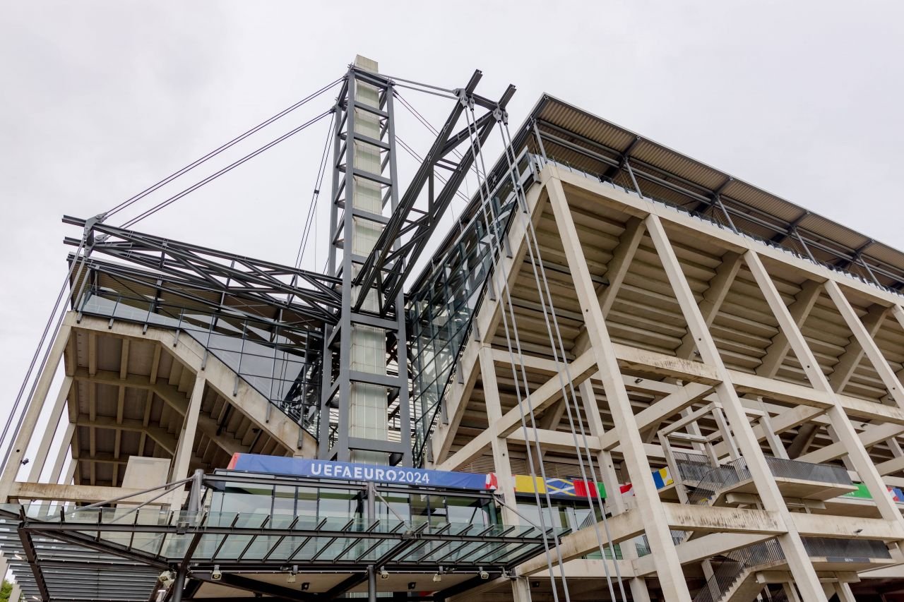 Povestea tumultuoasă a stadionului din Koln, gazda meciului Belgia - România care are un loc aparte în istoria culturii germane_8