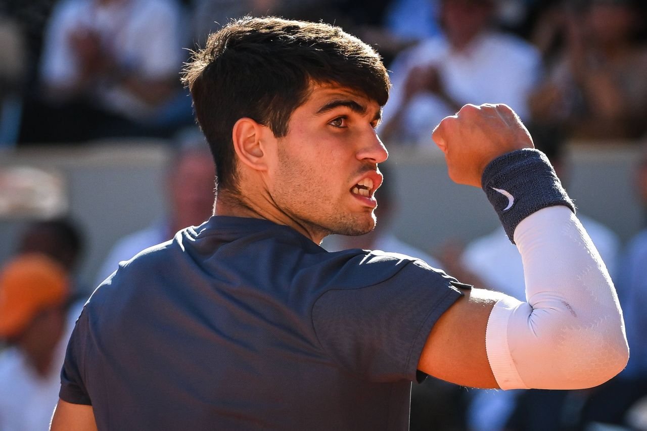 Carlos Alcaraz, primul finalist la Roland Garros. A fost nebunie &icirc;n semifinala cu italianul Sinner