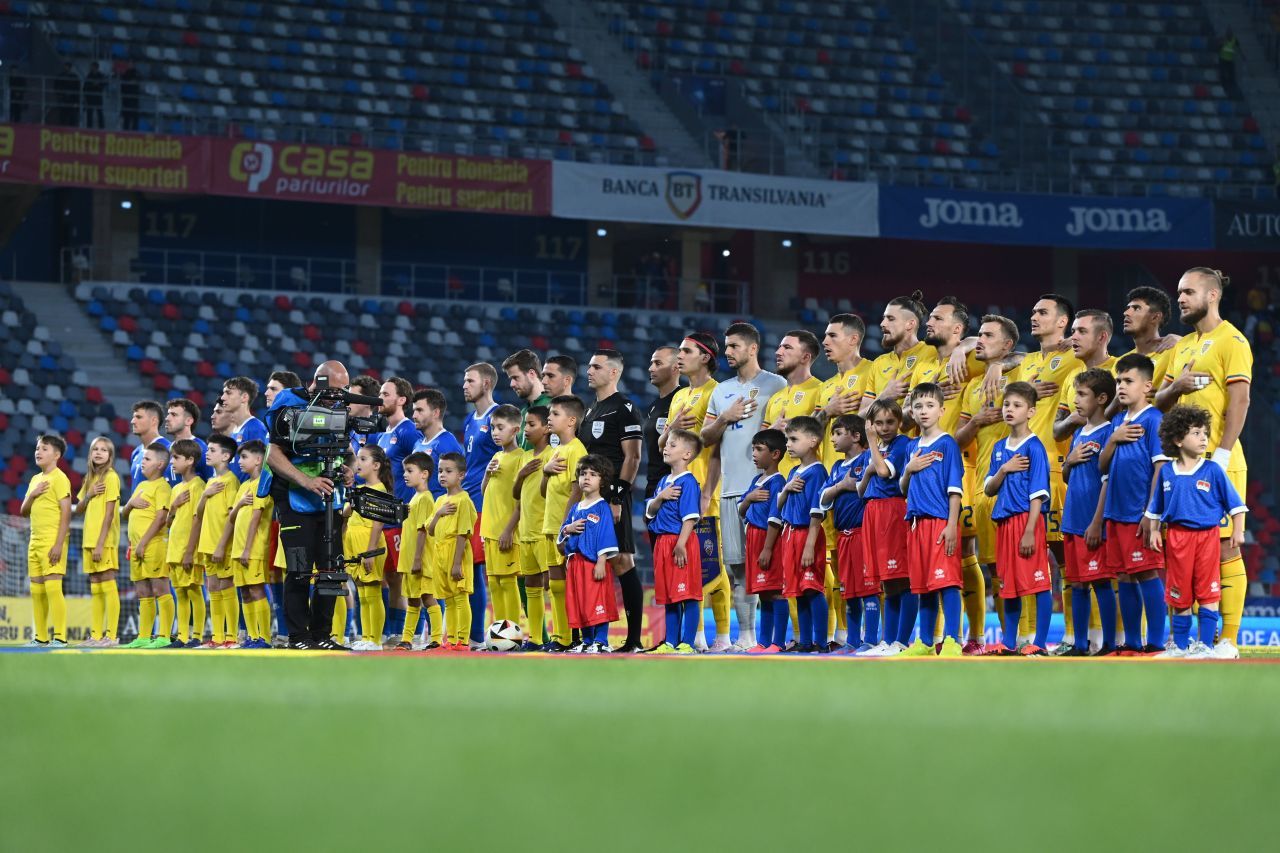 Imaginile care i se lipesc de suflet lui Gheorghe Hagi. În premieră, Ianis Hagi a purtat banderola de căpitan al României_1