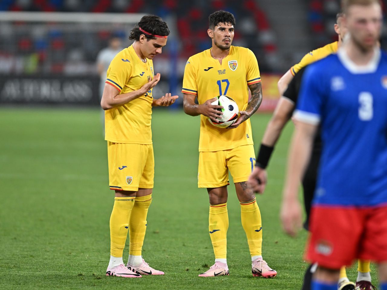 Imaginile care i se lipesc de suflet lui Gheorghe Hagi. În premieră, Ianis Hagi a purtat banderola de căpitan al României_6
