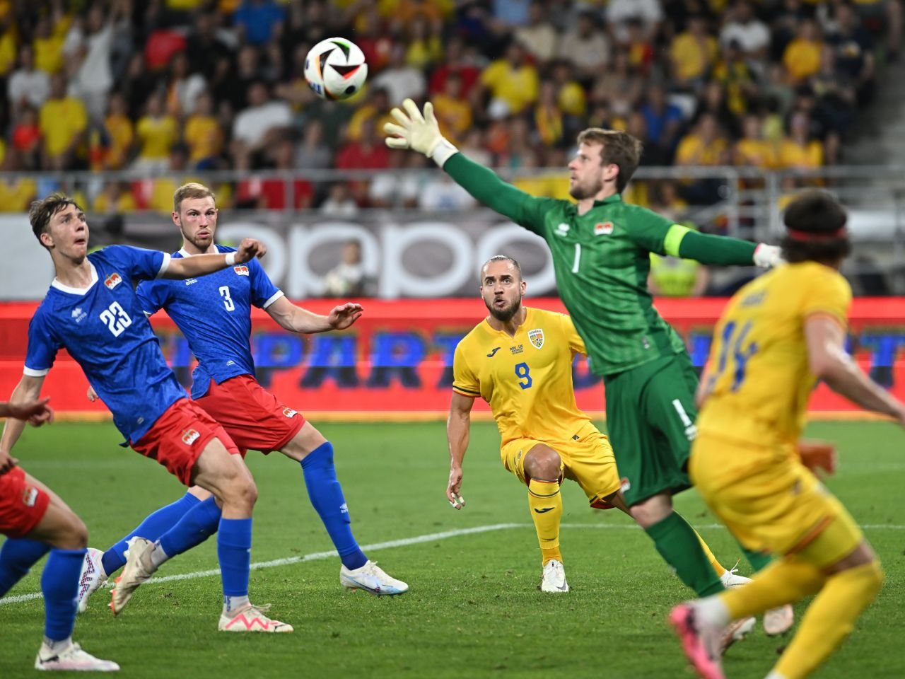 Imaginile care i se lipesc de suflet lui Gheorghe Hagi. În premieră, Ianis Hagi a purtat banderola de căpitan al României_8