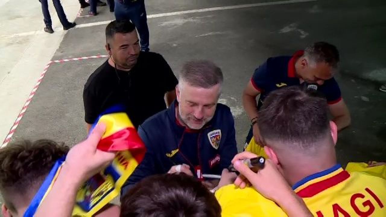 Edi Iordănescu, asaltat de fani după remiza cu Liechtenstein. Ce a făcut selecționerul imediat după meci_2