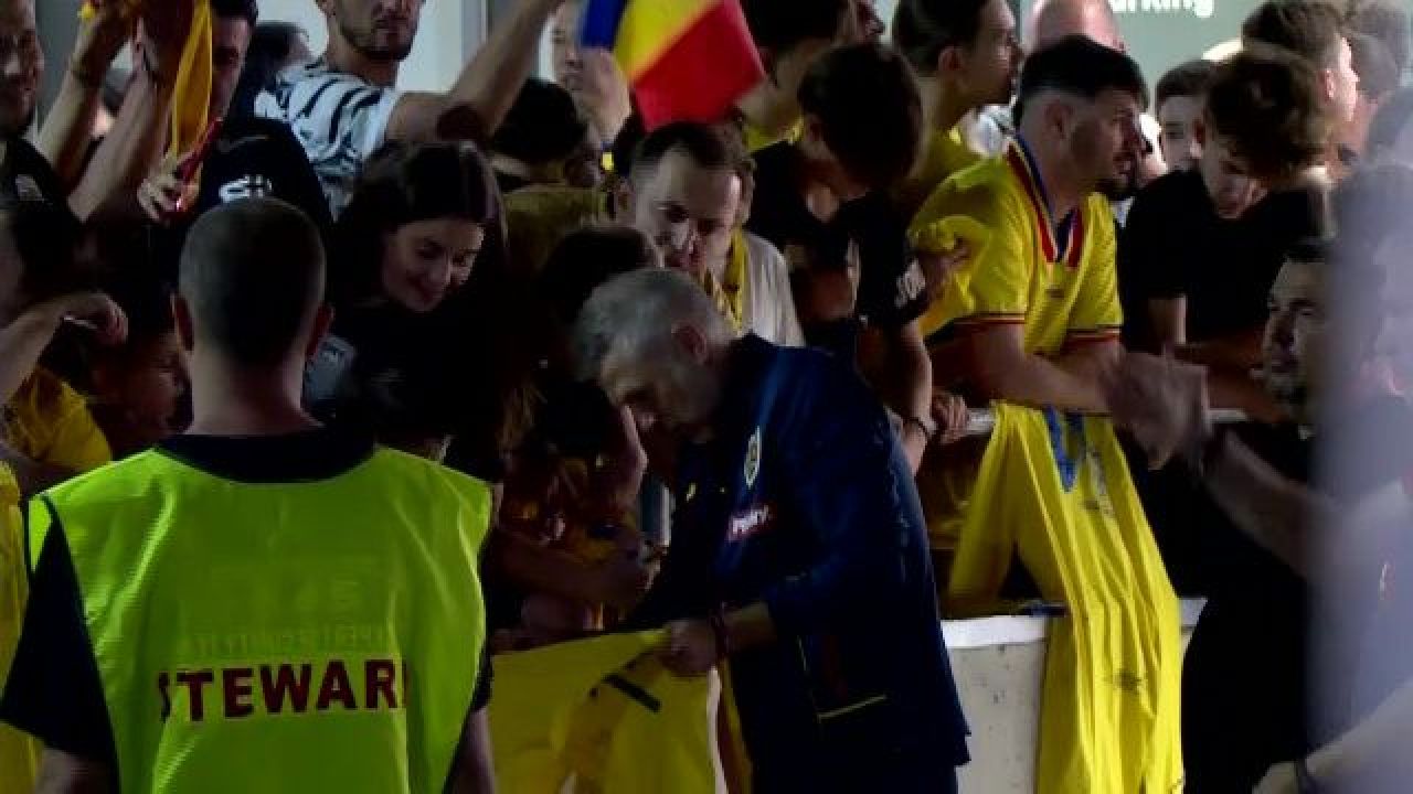 Edi Iordănescu, asaltat de fani după remiza cu Liechtenstein. Ce a făcut selecționerul imediat după meci_3
