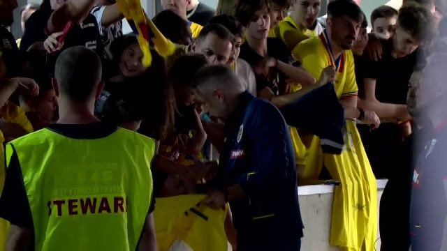 Edi Iordănescu, asaltat de fani după remiza cu Liechtenstein. Ce a făcut selecționerul imediat după meci_4