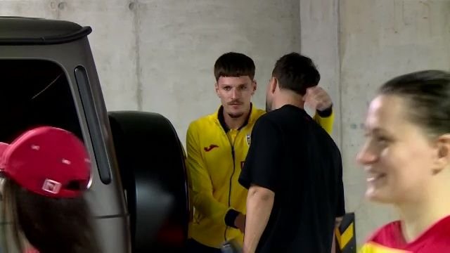 Edi Iordănescu, asaltat de fani după remiza cu Liechtenstein. Ce a făcut selecționerul imediat după meci_5