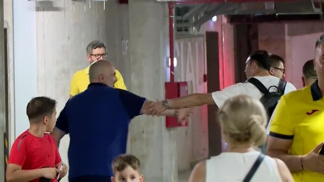 Edi Iordănescu, asaltat de fani după remiza cu Liechtenstein. Ce a făcut selecționerul imediat după meci_7