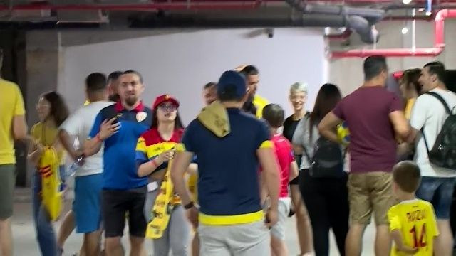 Edi Iordănescu, asaltat de fani după remiza cu Liechtenstein. Ce a făcut selecționerul imediat după meci_8