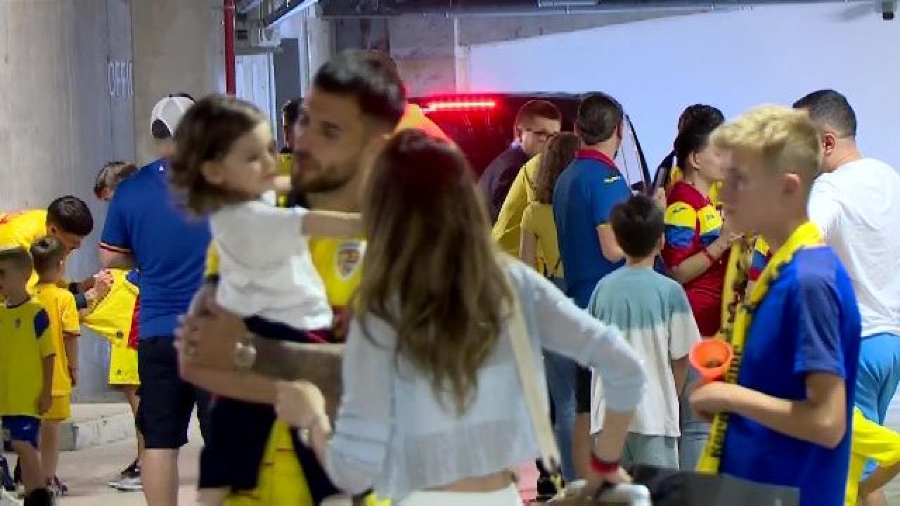 Edi Iordănescu, asaltat de fani după remiza cu Liechtenstein. Ce a făcut selecționerul imediat după meci_9