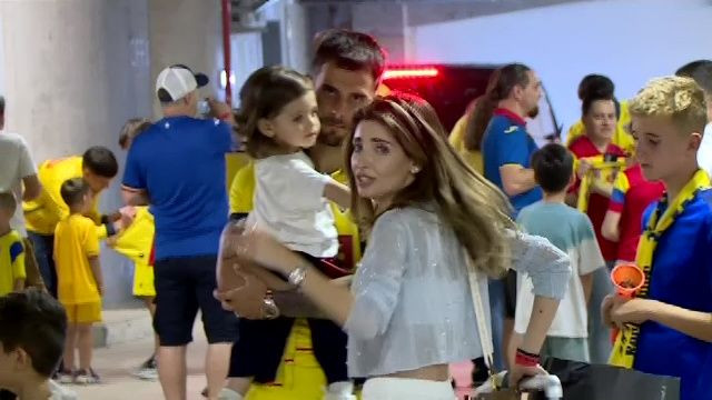 Edi Iordănescu, asaltat de fani după remiza cu Liechtenstein. Ce a făcut selecționerul imediat după meci_10