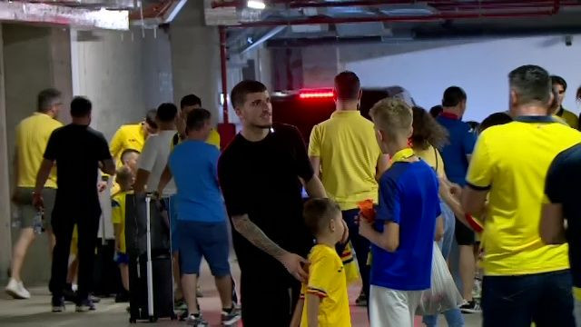 Edi Iordănescu, asaltat de fani după remiza cu Liechtenstein. Ce a făcut selecționerul imediat după meci_11