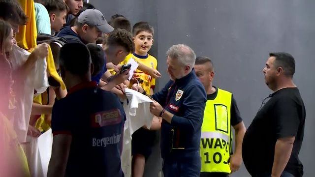 Edi Iordănescu, asaltat de fani după remiza cu Liechtenstein. Ce a făcut selecționerul imediat după meci_12