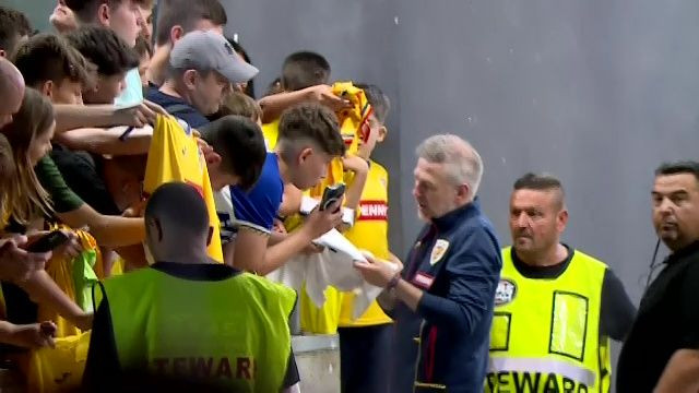 Edi Iordănescu, asaltat de fani după remiza cu Liechtenstein. Ce a făcut selecționerul imediat după meci_13