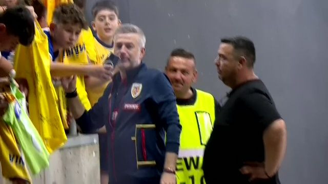 Edi Iordănescu, asaltat de fani după remiza cu Liechtenstein. Ce a făcut selecționerul imediat după meci_14