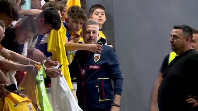 Edi Iordănescu, asaltat de fani după remiza cu Liechtenstein. Ce a făcut selecționerul imediat după meci_15