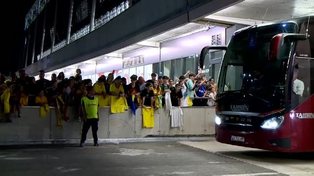 Edi Iordănescu, asaltat de fani după remiza cu Liechtenstein. Ce a făcut selecționerul imediat după meci_17