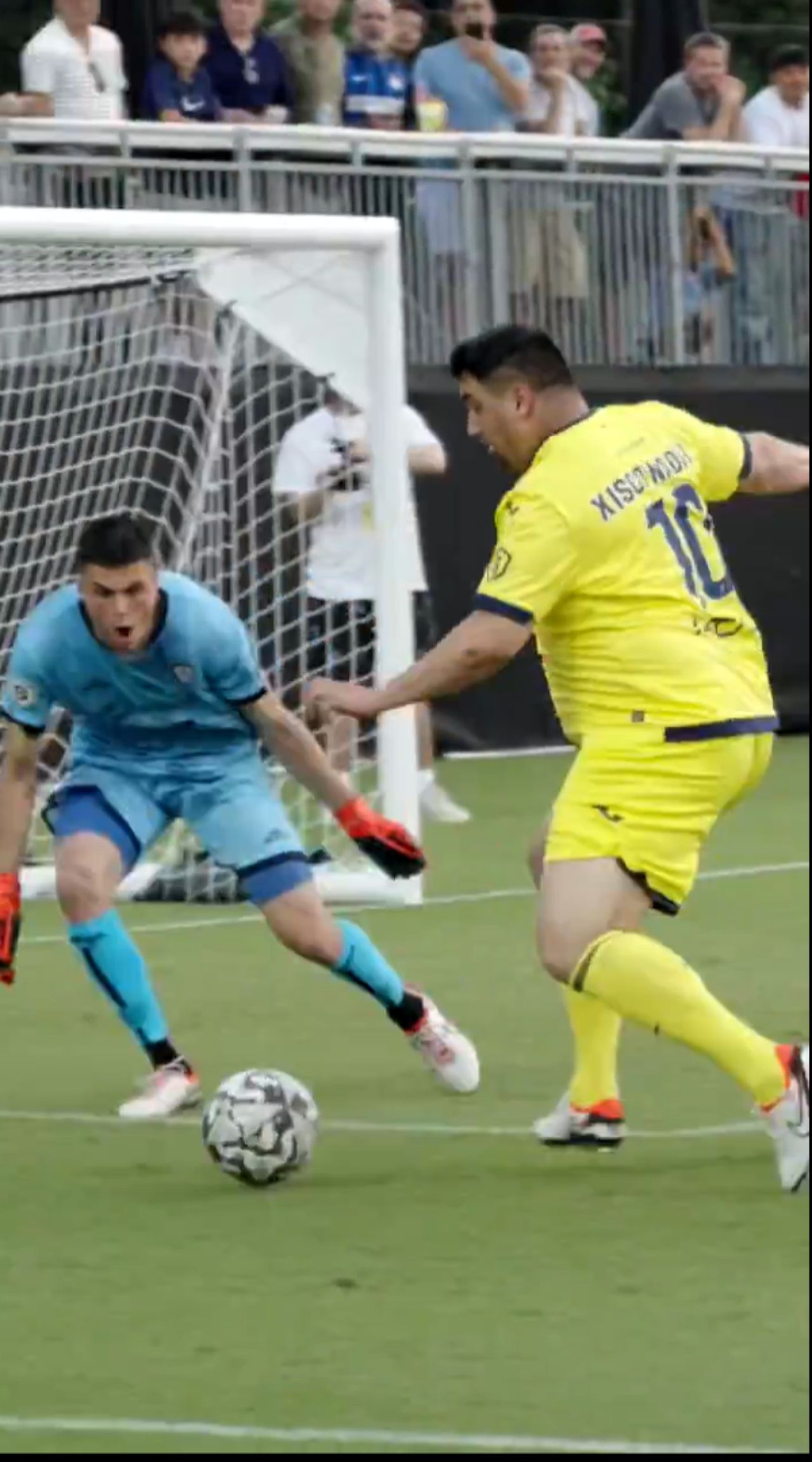 A intrat în istorie drept cel mai tânăr marcator din La Liga, dar acum surprinde prin fizicul lui_15