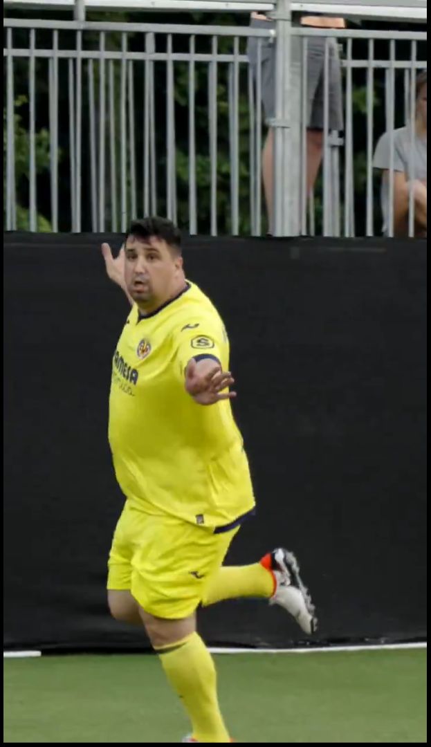 A intrat în istorie drept cel mai tânăr marcator din La Liga, dar acum surprinde prin fizicul lui_16