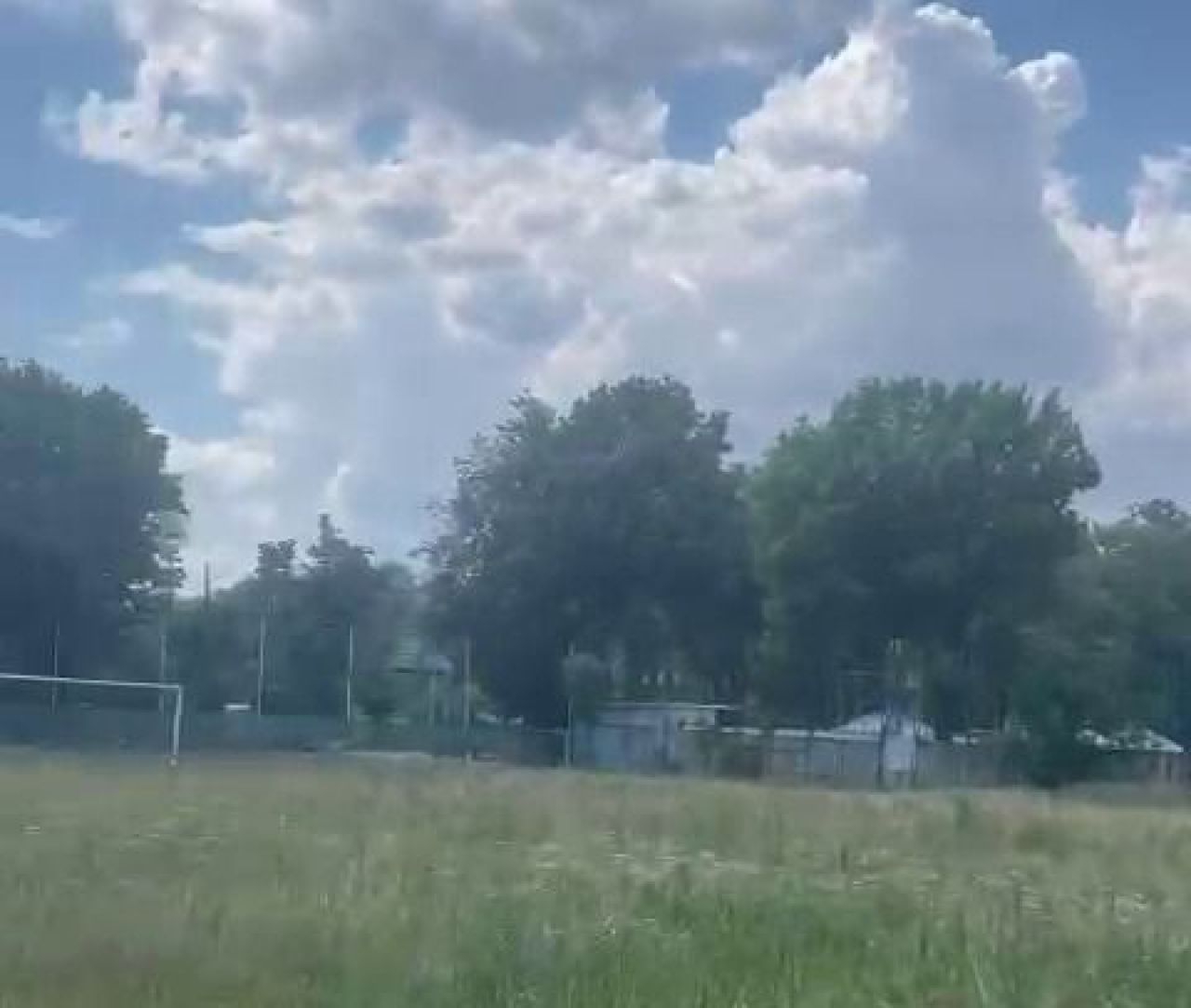 O bază sportivă din București a ajuns în paragină. E păzită doar de nea Ștefan, o fostă handbalistă și patru câini. În 2020 era ca o floare_1