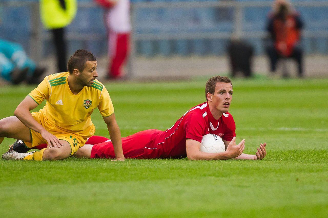 Cel mai bun stranier care a jucat &icirc;n Rom&acirc;nia! Lucian S&acirc;nmărtean urcă pe piedestal un fost coechipier