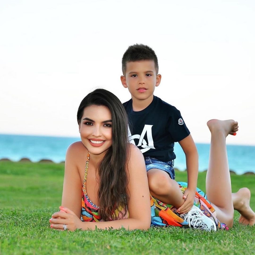 Fiicele lui Adrian Mutu, de o frumusețe răpitoare! Antrenorul român s-a pozat alături de cei patru copii și de actuala soție_12